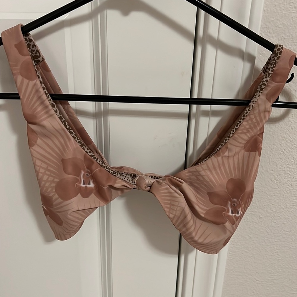 Acacia nude print top. Size Large. Like new.